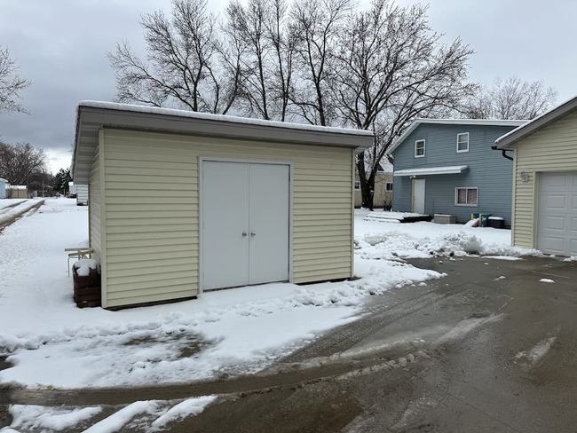 415 Koronis Ave